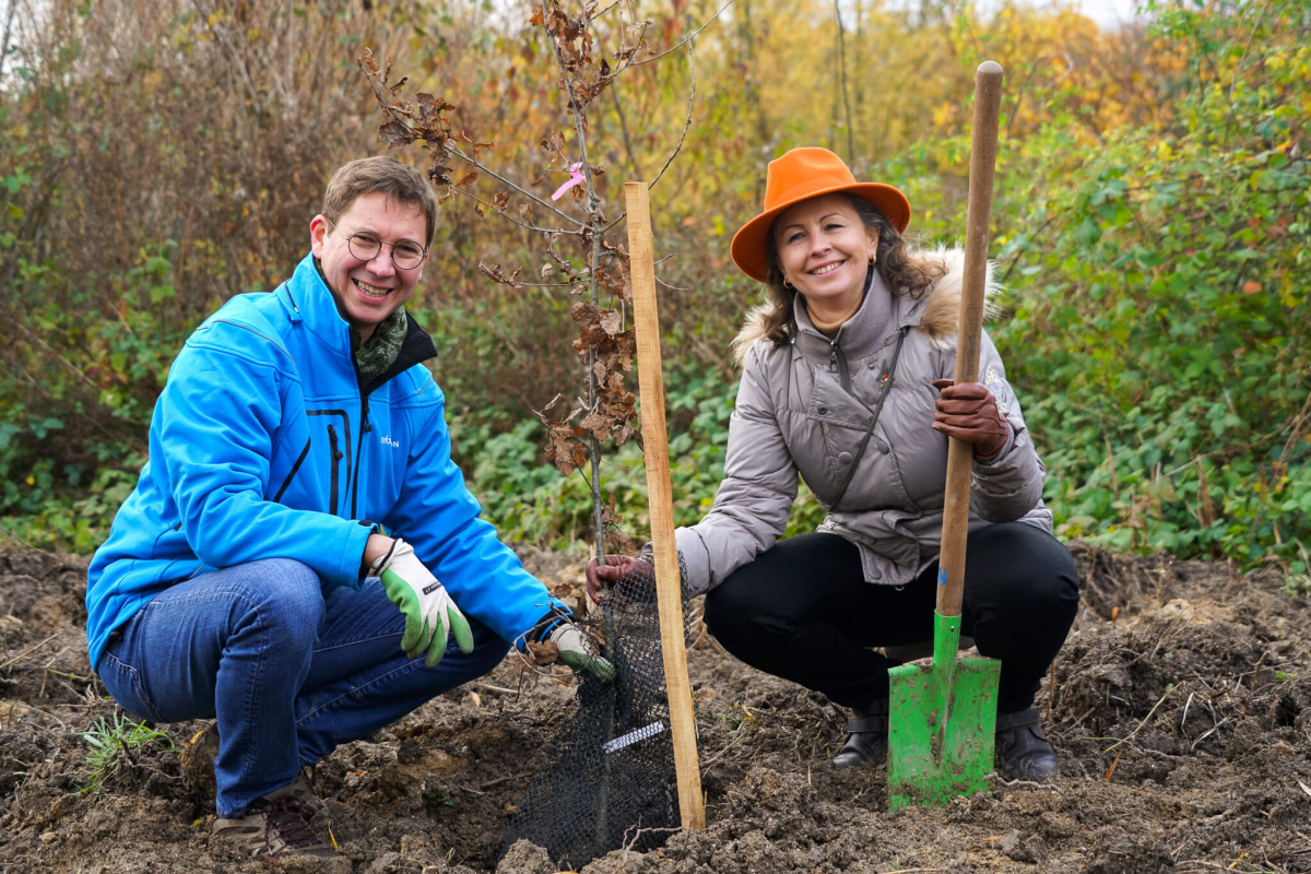 Stéphane Hallaire and Valérie Drezet-Humez are planting a tree together